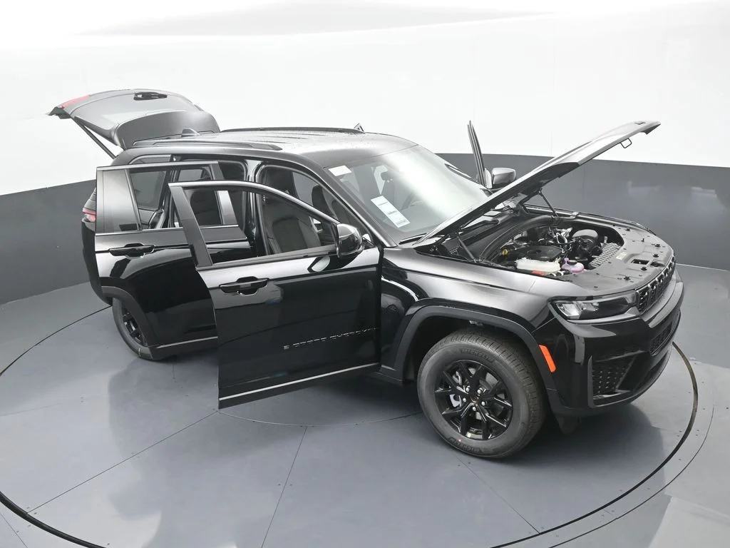 New 2026 Diamond Black Crystal Pearl-Coat Exterior Paint Jeep Altitude image 54