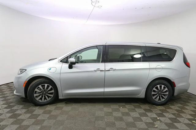 Used 2023 Silver Chrysler Touring L image 6