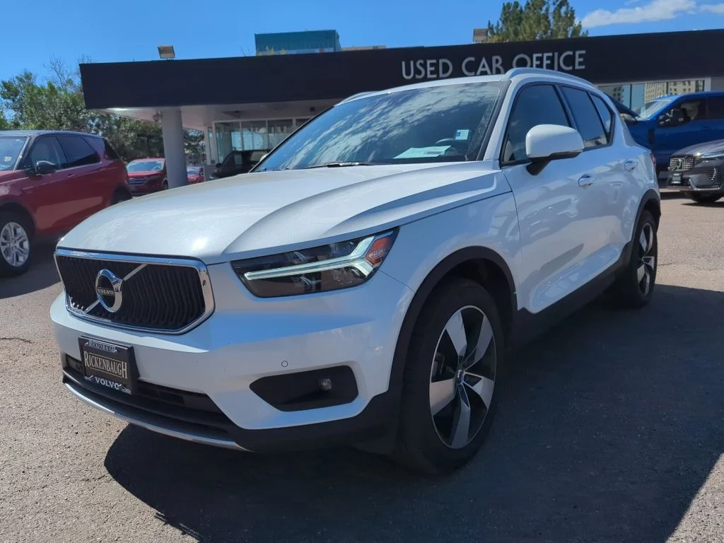 Used 2021 White Volvo Momentum image 3