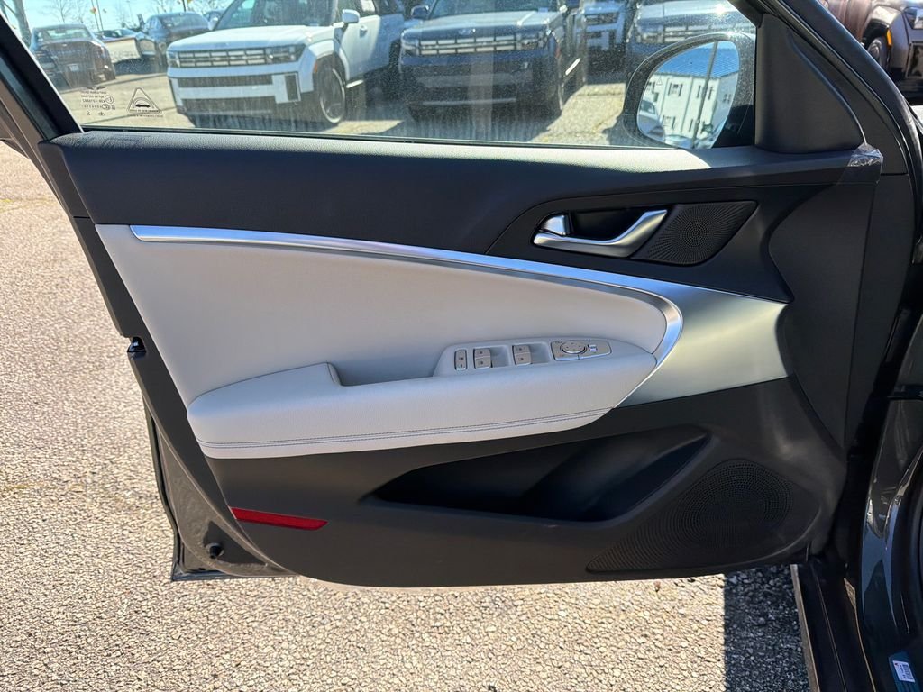2026 GENESIS G70 Standard - Photo 10