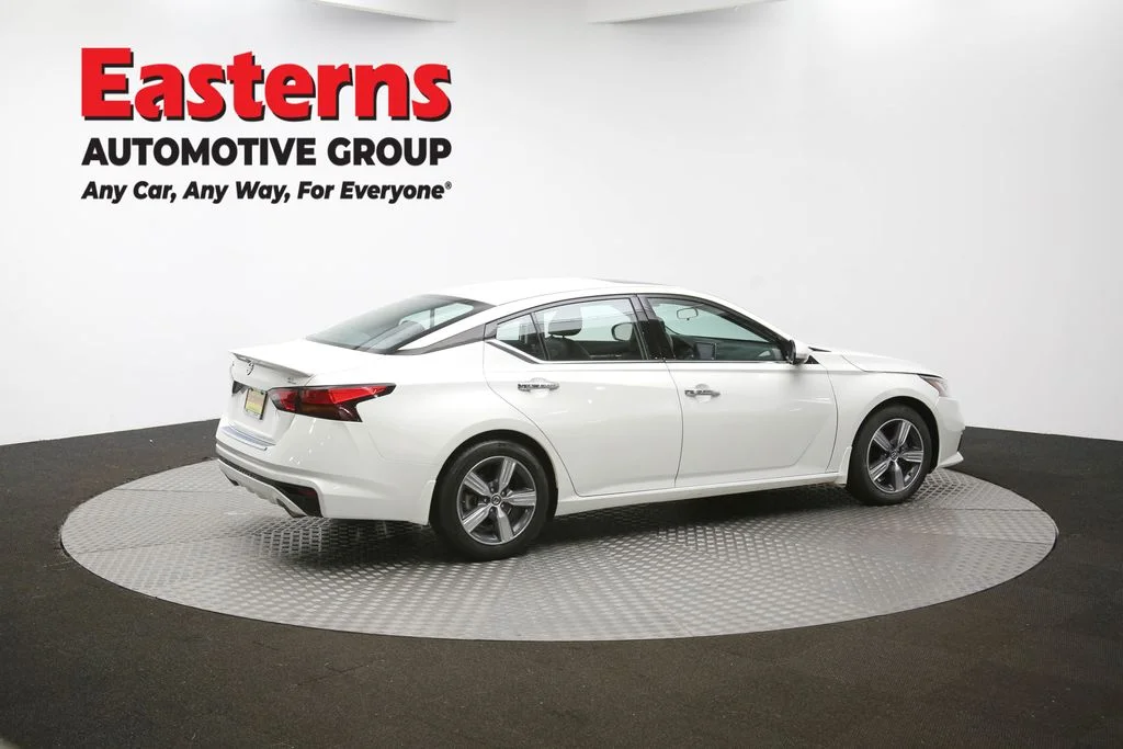 Used 2022 White Nissan 2.5 SL image 41