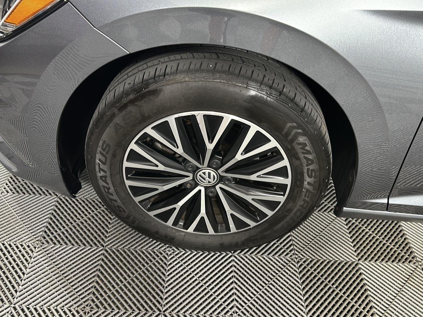Used 2019 Platinum Gray Metallic Volkswagen SE image 14
