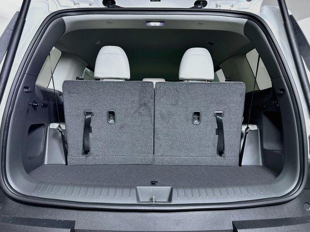 New 2027 White Hyundai SE FWD image 38