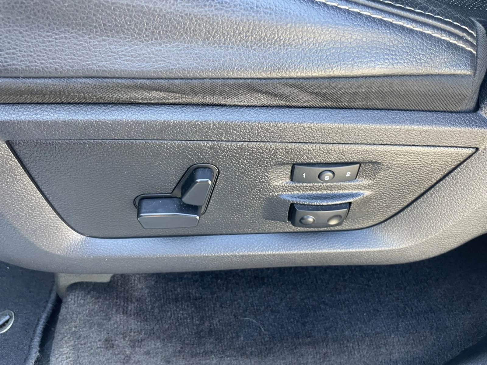 Used 2016 Pearl White Ram Laramie image 17