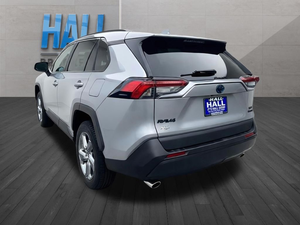 Used 2021 Silver Toyota XLE Premium image 3