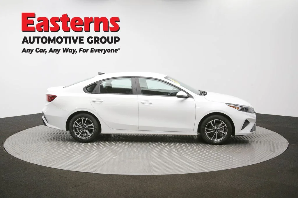 Used 2022 White Kia LXS image 40