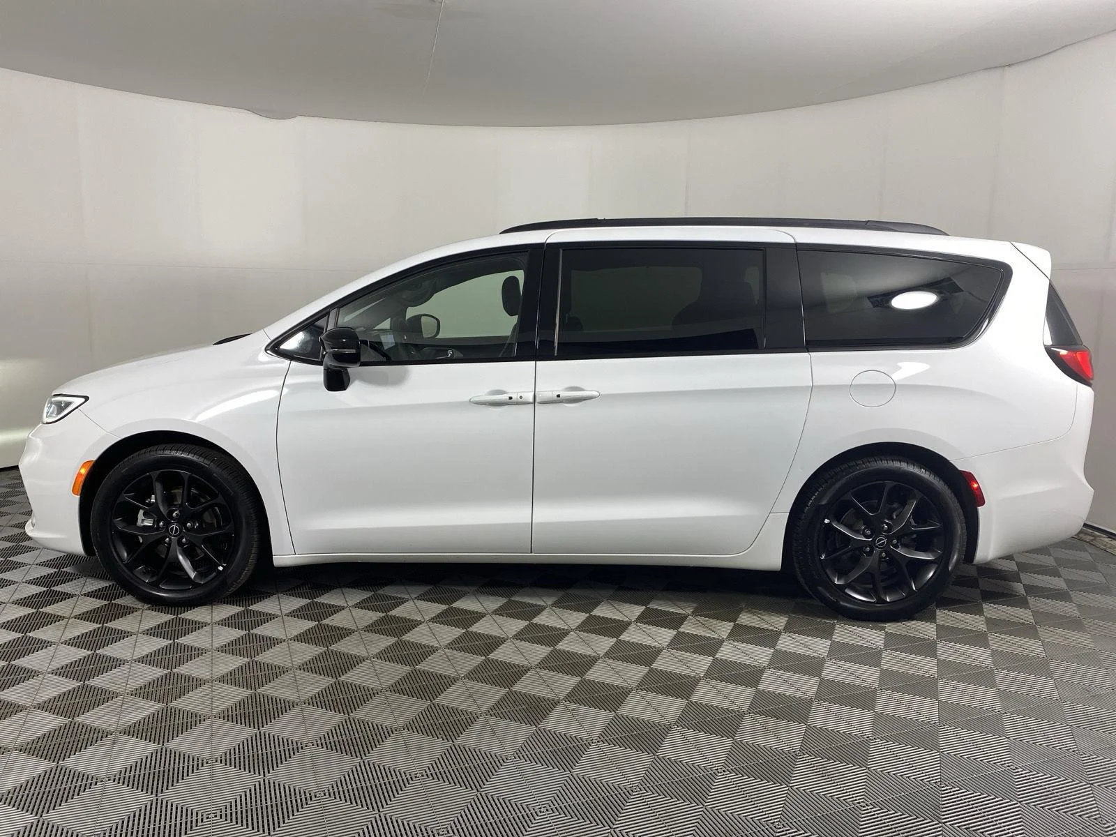 Used 2025 Bright White Clearcoat Chrysler Limited image 15