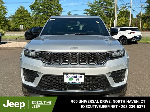 New 2025 Silver Zynith Exterior Paint Jeep Laredo X image 6