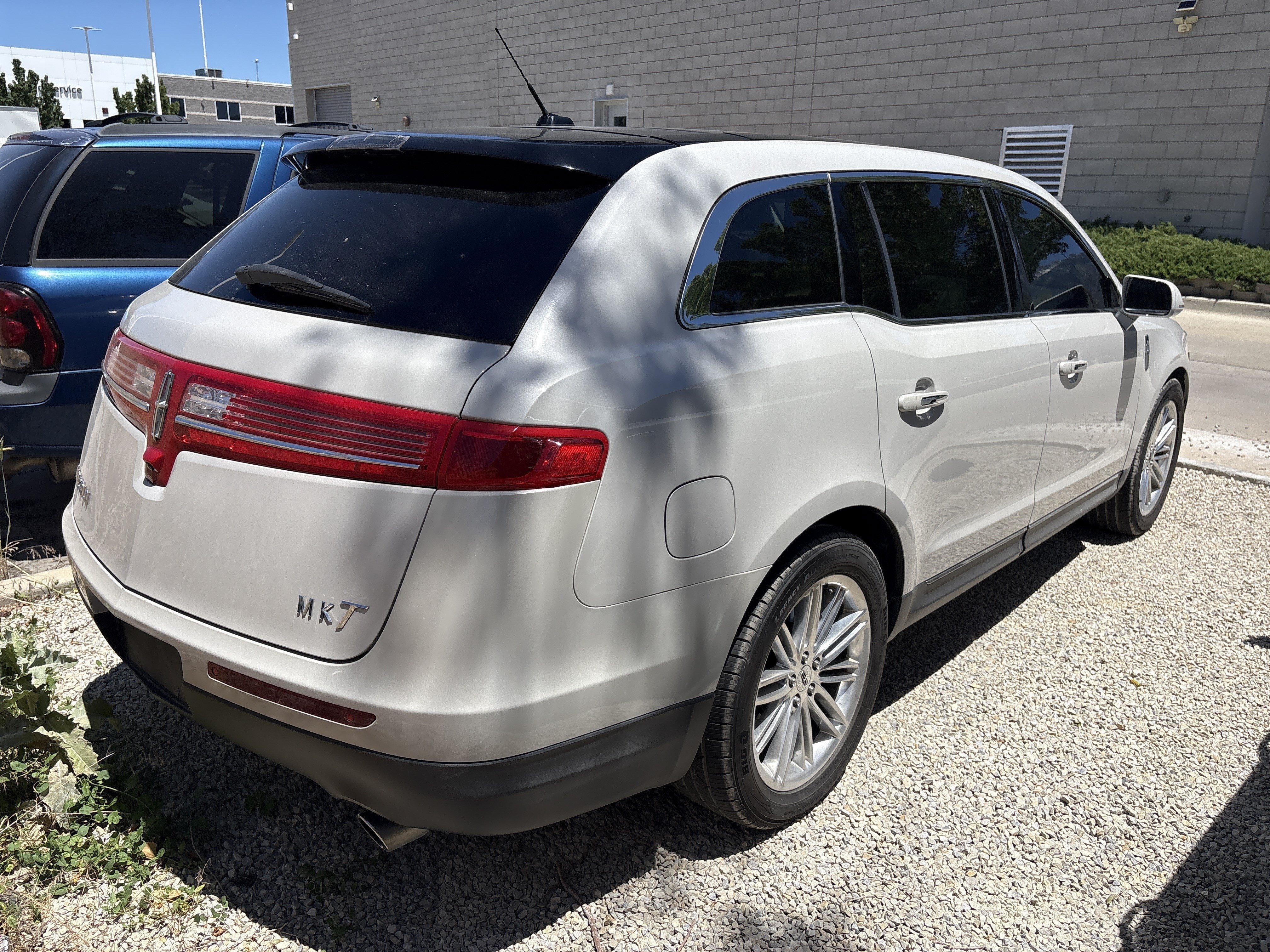 Used 2019 White Lincoln Reserve image 3