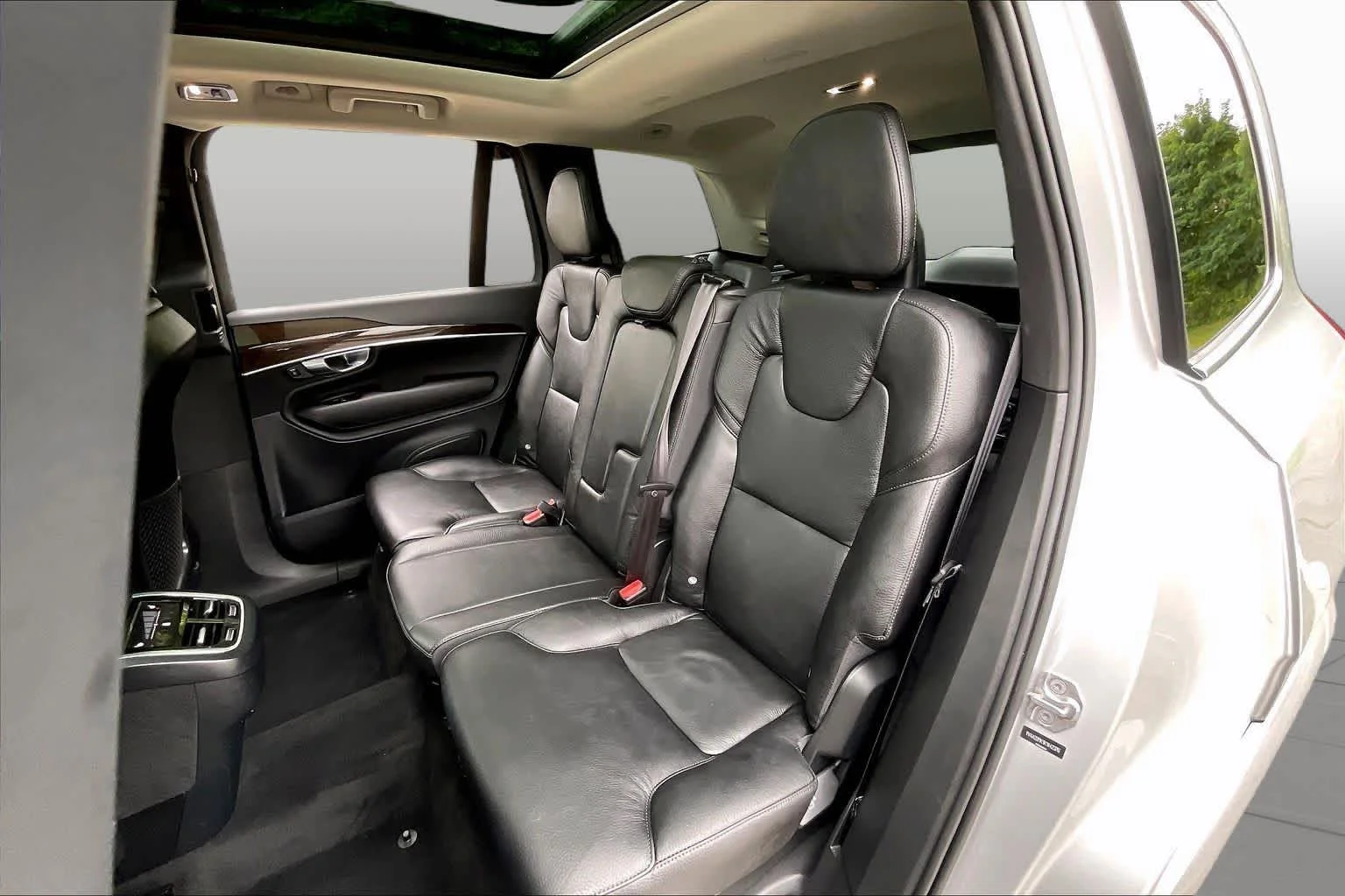 Used 2019 Bright Silver Metallic Volvo Momentum image 20