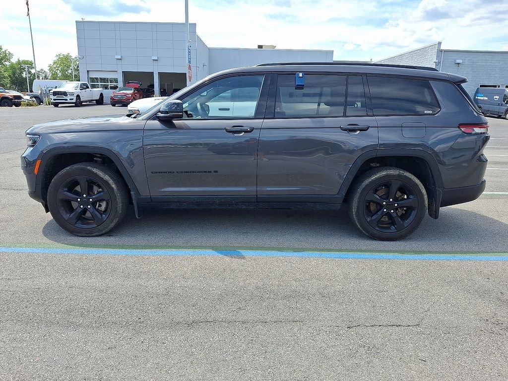 Used 2023 Gray Jeep Altitude image 4