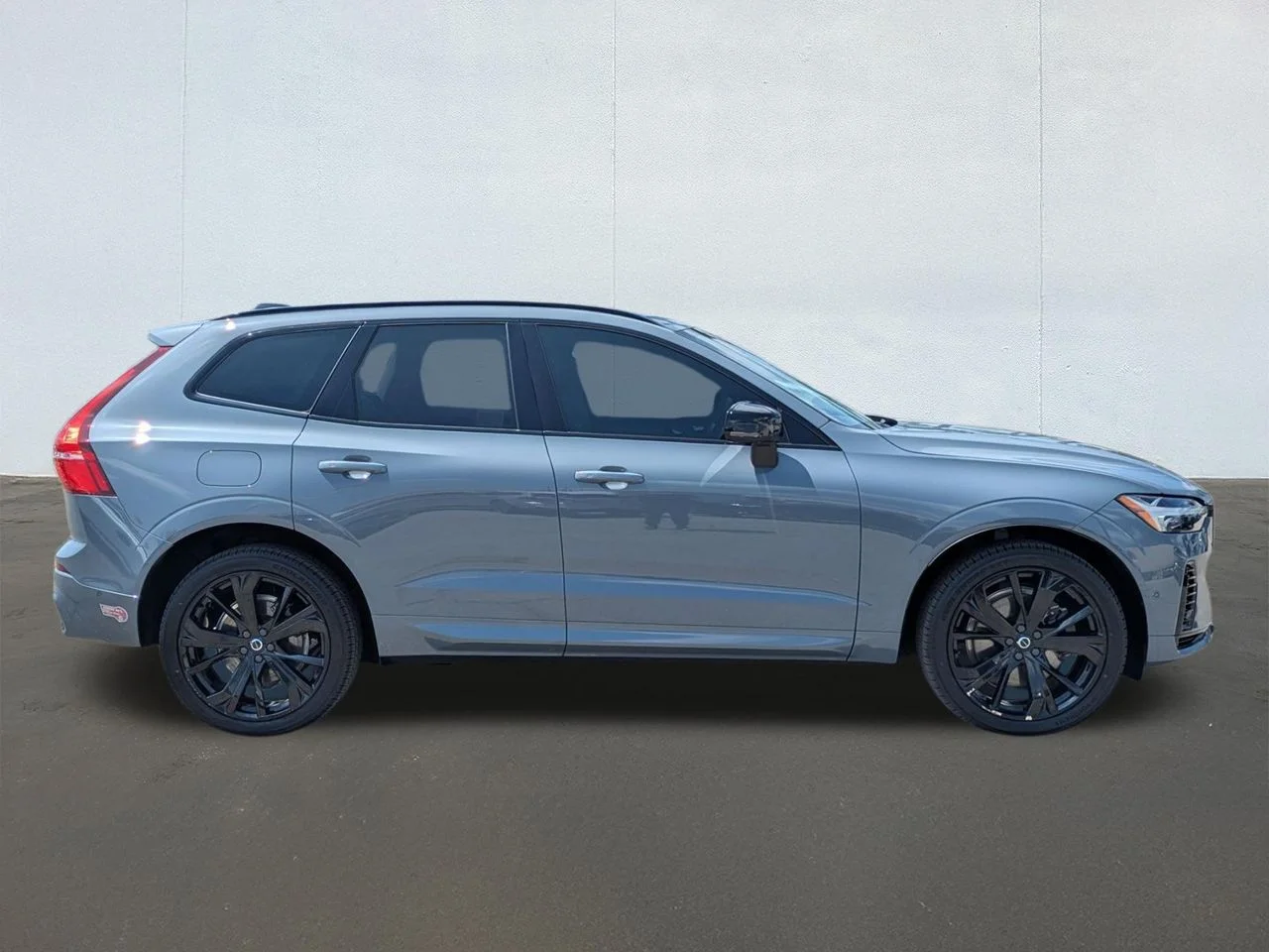Used 2024 Thunder Grey Metallic Volvo T8 Ultimate Dark Theme image 6
