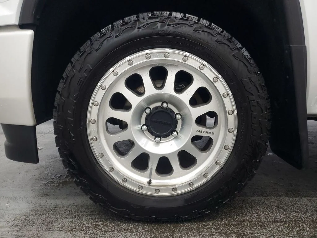 Used 2018 White Frost Tricoat GMC Denali image 15