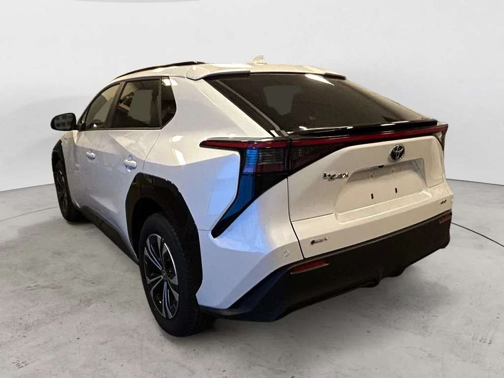 Used 2024 Pearl Toyota XLE image 3