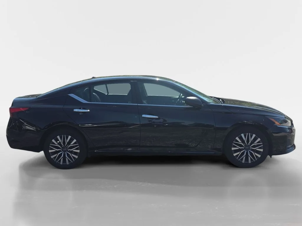 2025 Nissan Altima SV - Photo 9