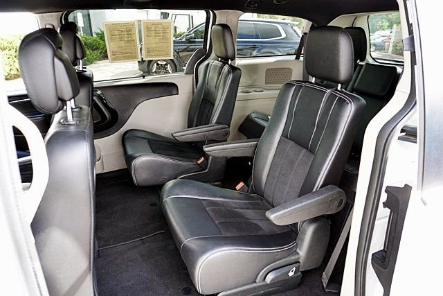 Used 2018 White Dodge SXT image 15