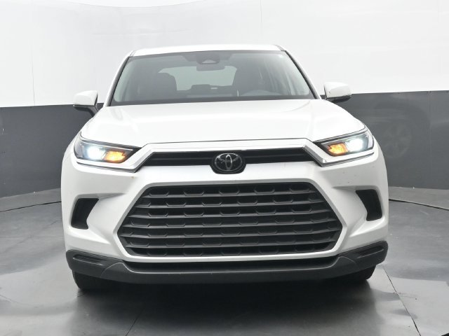 Used 2025 Wind Chill Pearl Toyota LE image 20