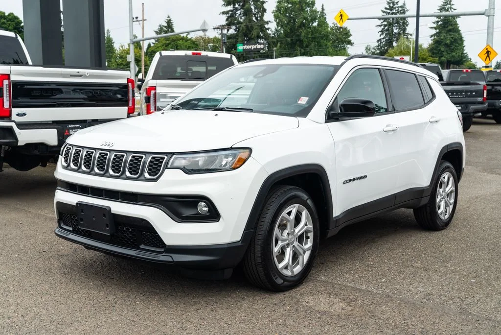 Used 2024 White Jeep Latitude image 3