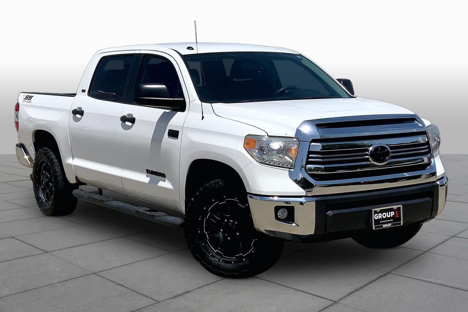 Used 2017 Super White Toyota SR5 image 3