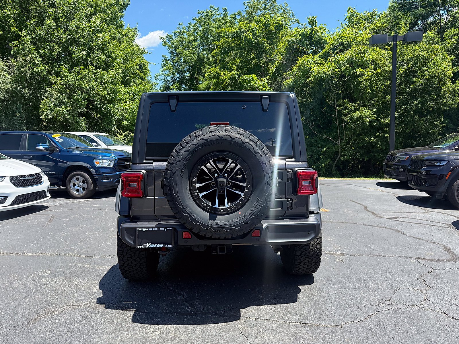 Used 2026 Granite Crystal Metallic Clearcoat Jeep Willys image 5