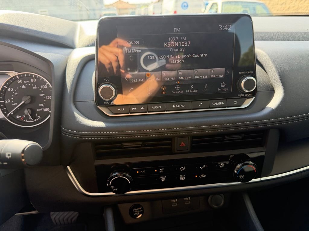 Used 2025 White Nissan S image 19