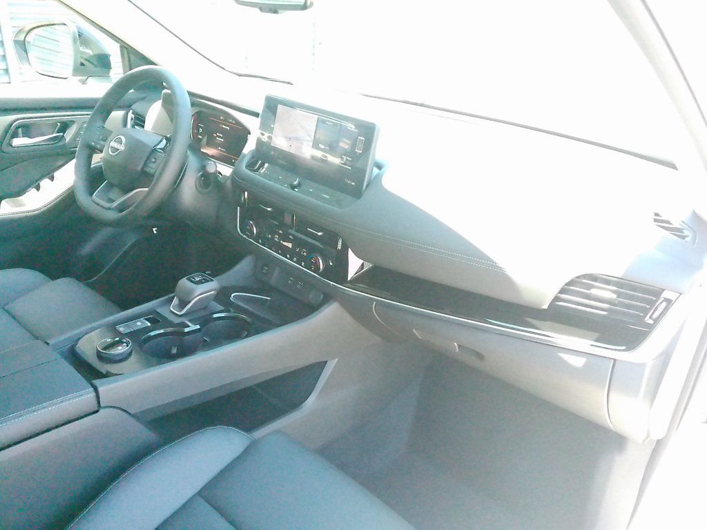 2025 Nissan Rogue SL - Photo 18