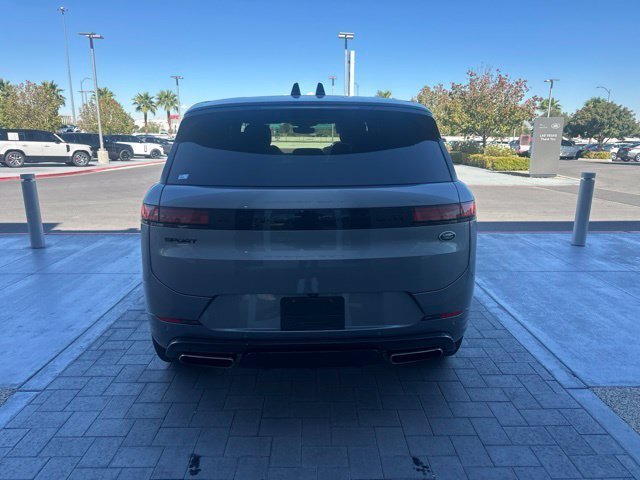 Used 2023 Gray Land Rover SE Dynamic image 6