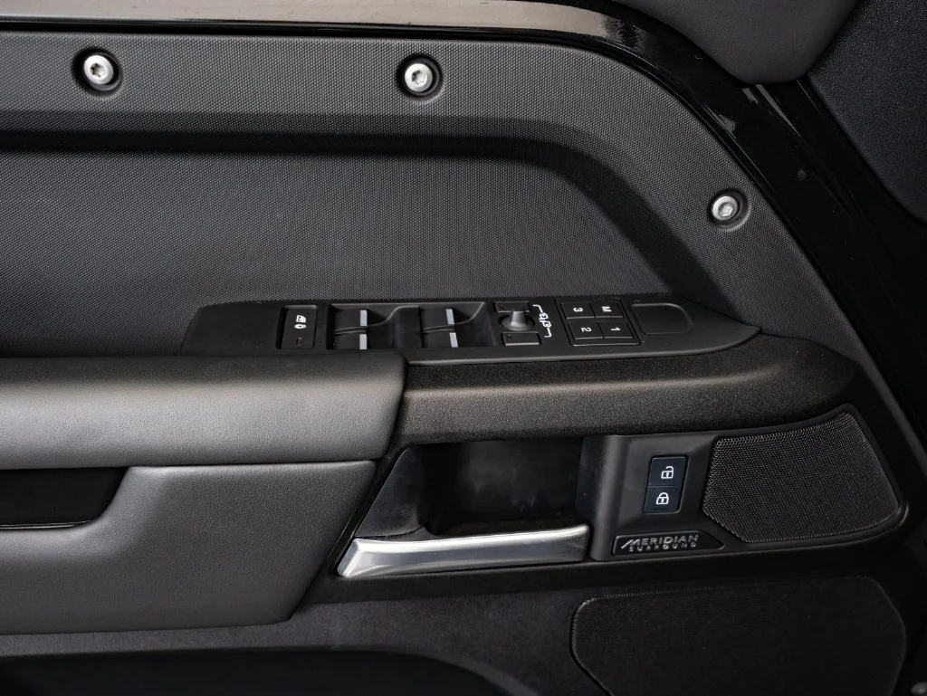 Used 2025 Black Land Rover V8 image 26