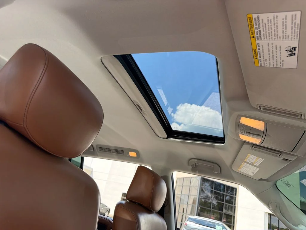 Used 2018 Moonstone White INFINITI  image 12