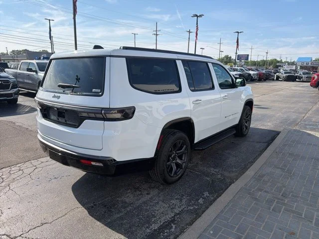 New 2026 Bright White Clear-Coat Exterior Paint Jeep Limited Altitude image 6