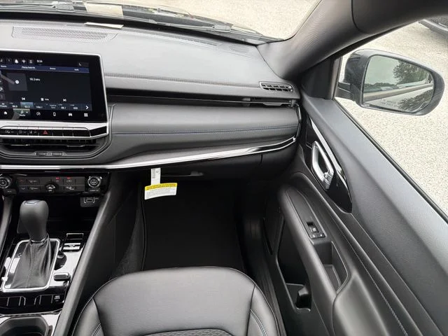 New 2026 Diamond Black Crystal Pearl-Coat Exterior Paint Jeep Latitude image 16