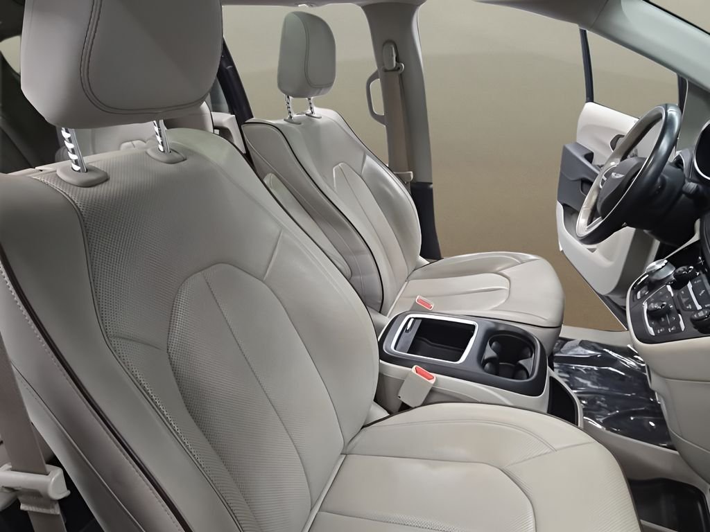 Used 2018 Gray Chrysler Limited image 22