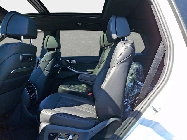 New 2027 Alpine White BMW M60i image 9