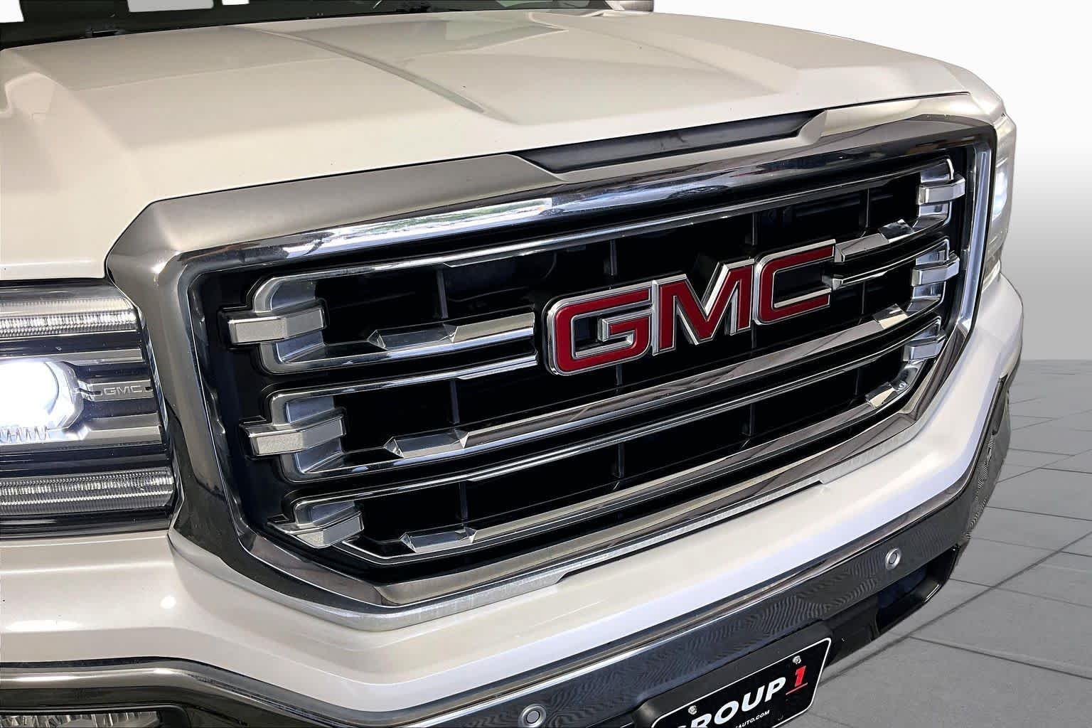Used 2017 White Frost Tricoat GMC SLT image 29