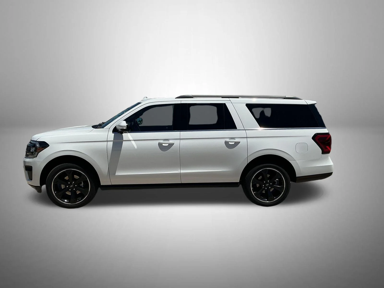 Used 2023 White Ford Limited image 2