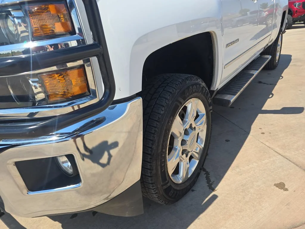 Used 2018 SUMMIT WHITE Chevrolet LTZ image 33