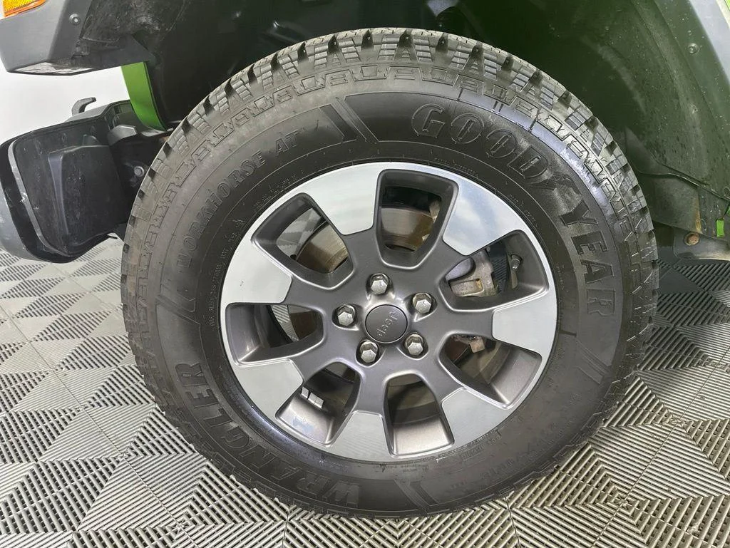Used 2019 Mojito! Clearcoat Jeep Unlimited Sahara image 13