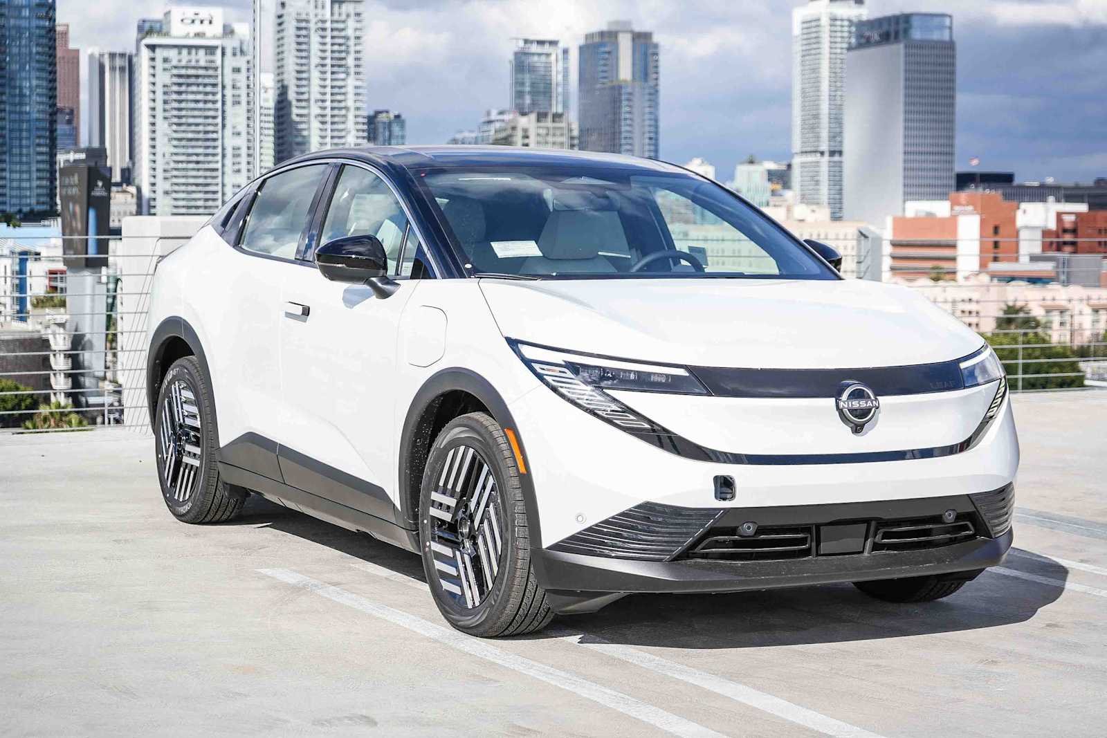 New 2026 Everest White Pearl TriCoat / Super Black Two-tone Nissan SV+ image 3