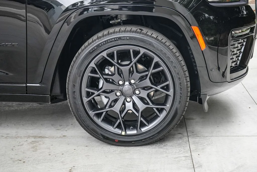 New 2026 Diamond Black Crystal Pearl-Coat Exterior Paint Jeep Summit image 10