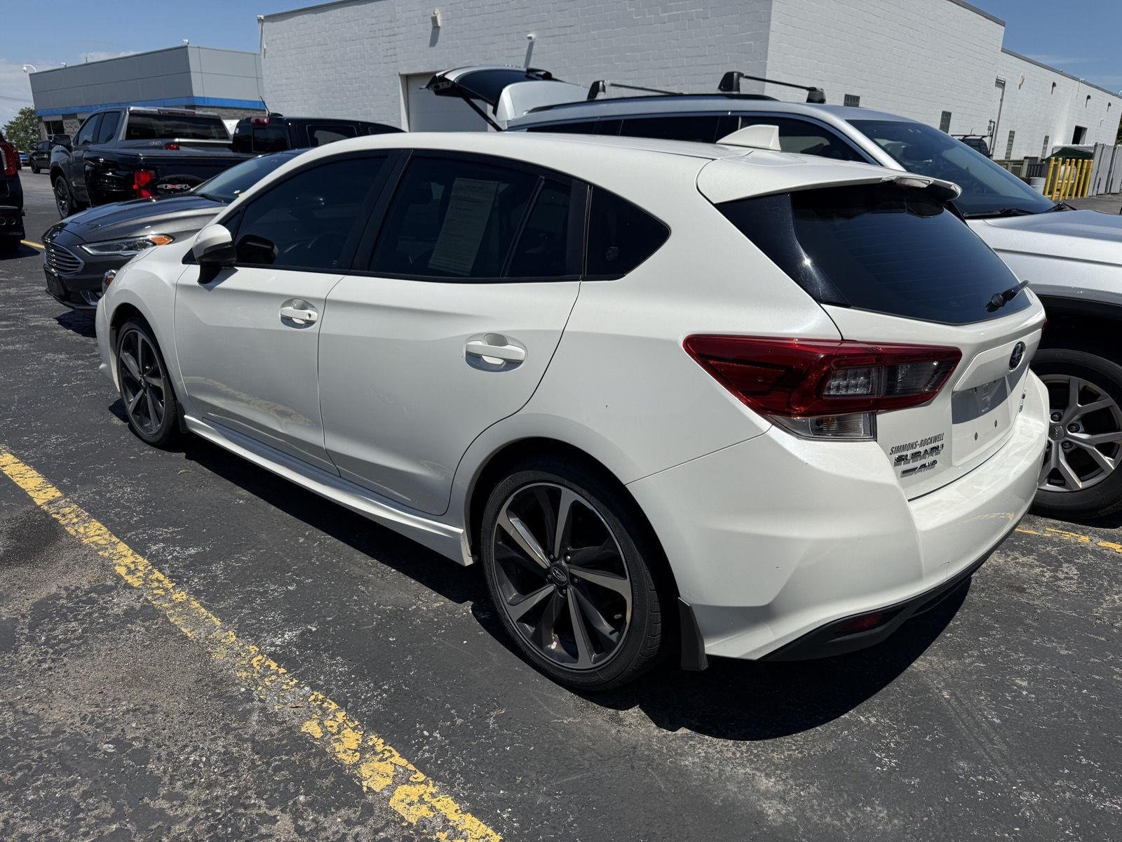 Used 2022  Subaru  image 3