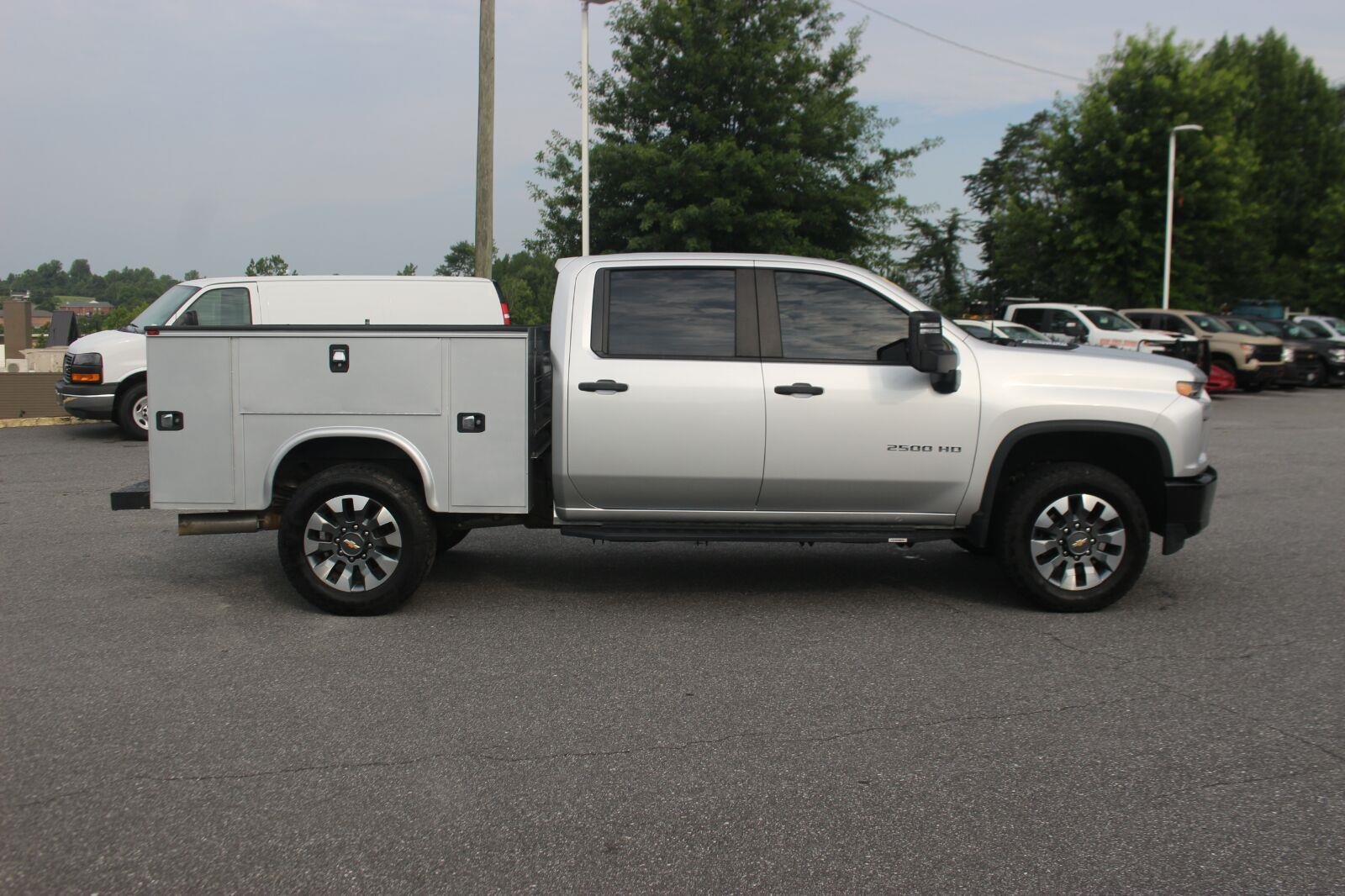 Used 2023 Silver Ice Metallic Chevrolet Custom image 10