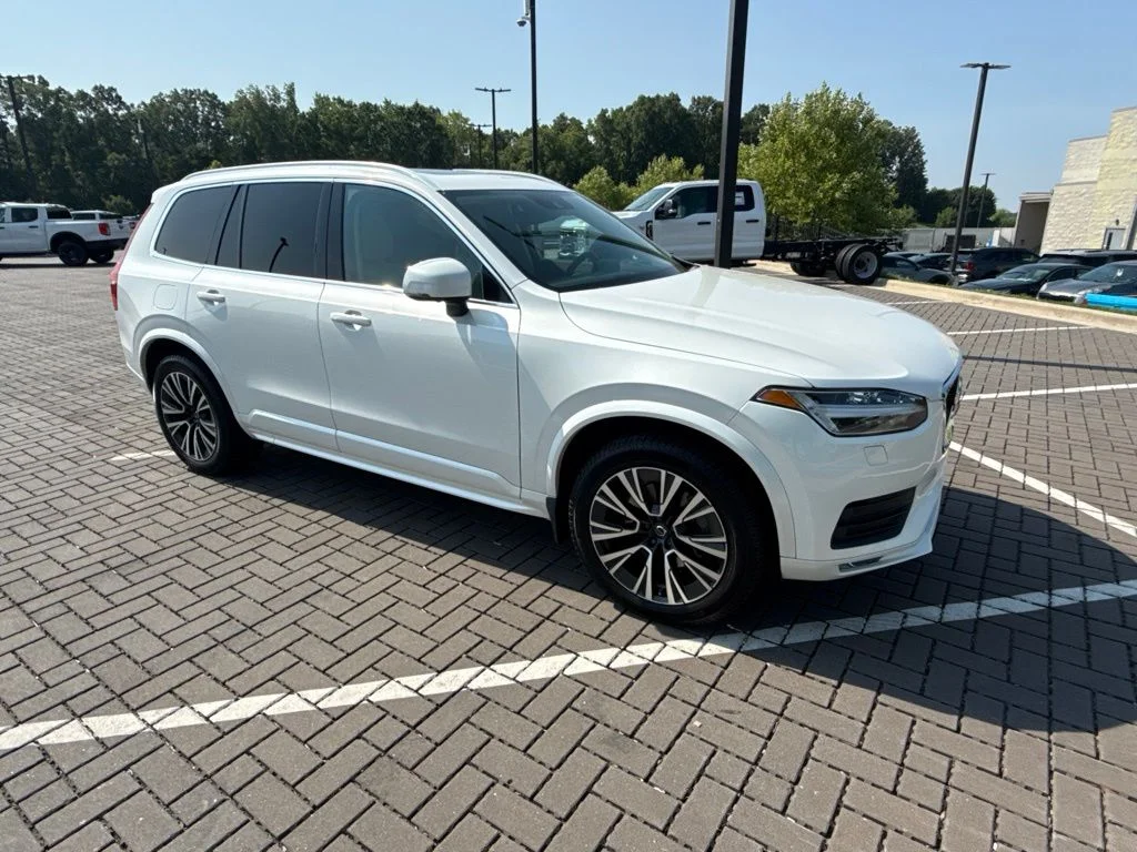 Used 2021 White Volvo T5 Momentum image 1