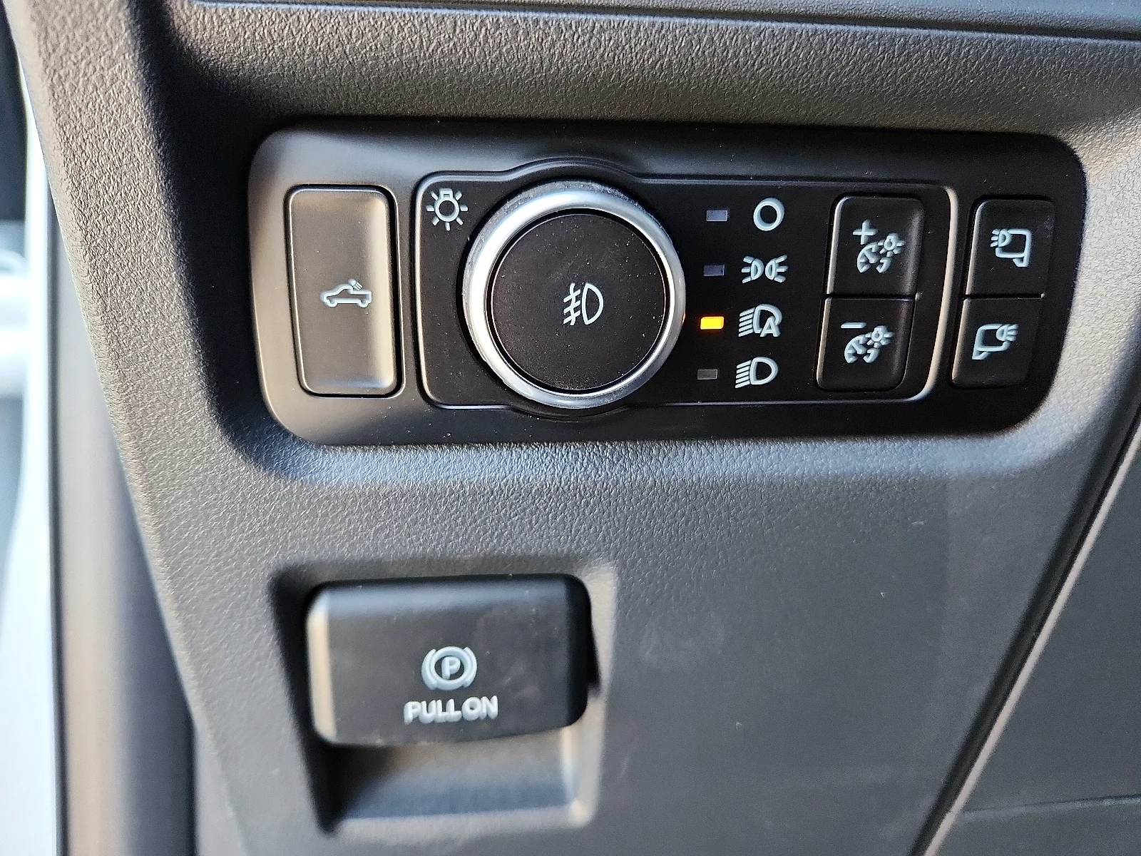New 2026 Oxford White Ford XLT image 13