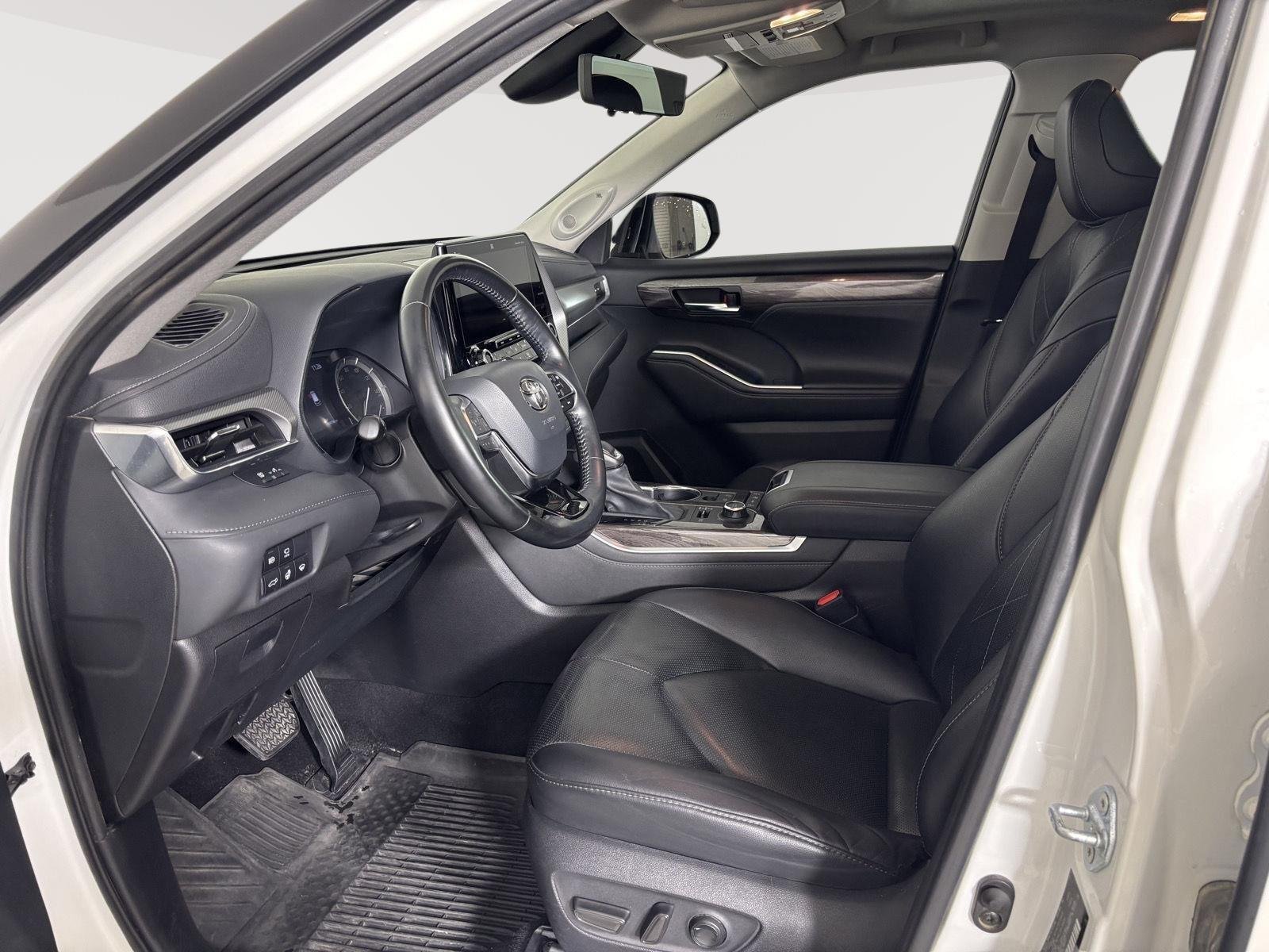 Used 2021 Blizzard Pearl Toyota Platinum image 2