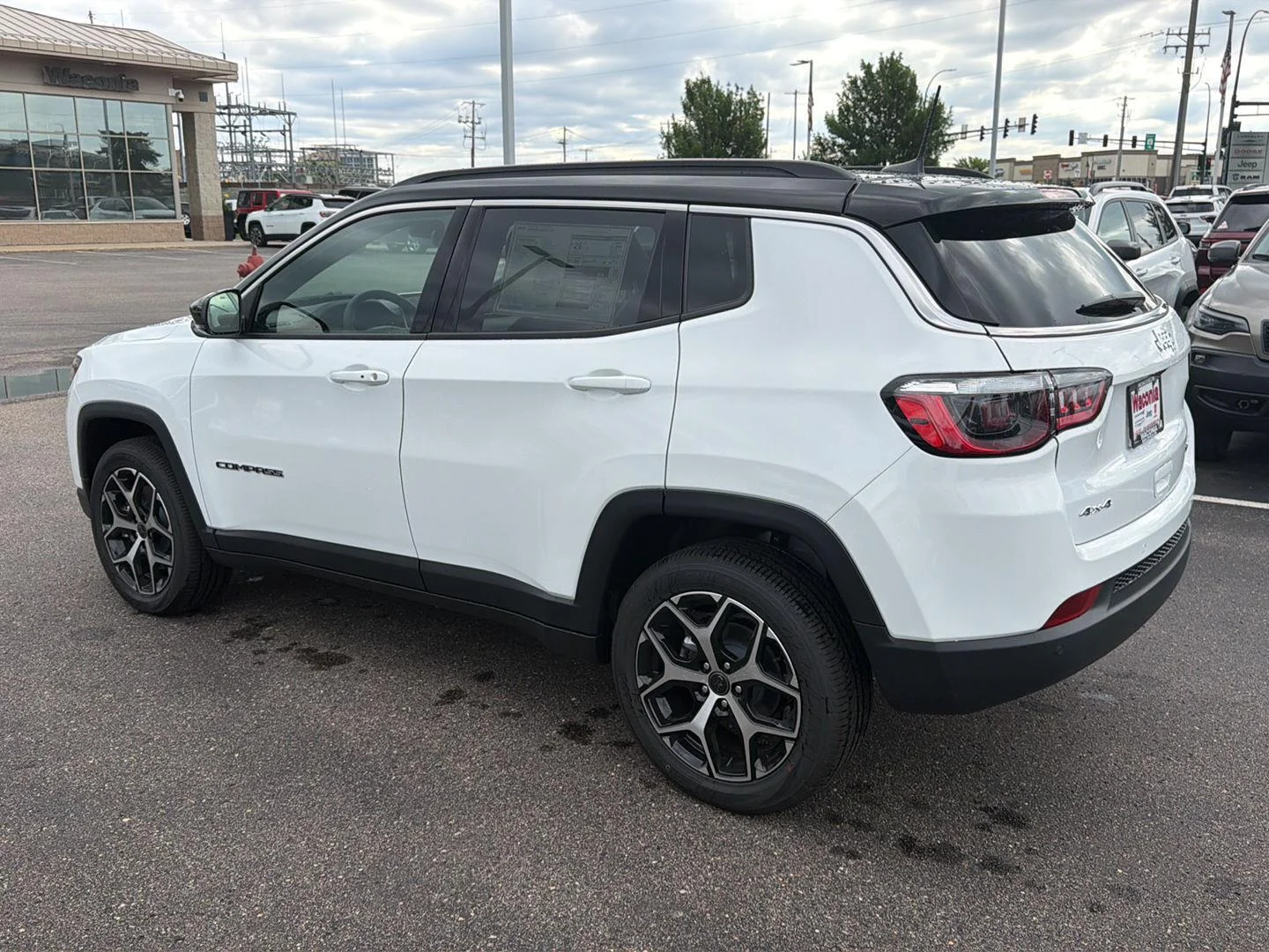 New 2026 Bright White Clear-Coat Exterior Paint Jeep Limited image 5