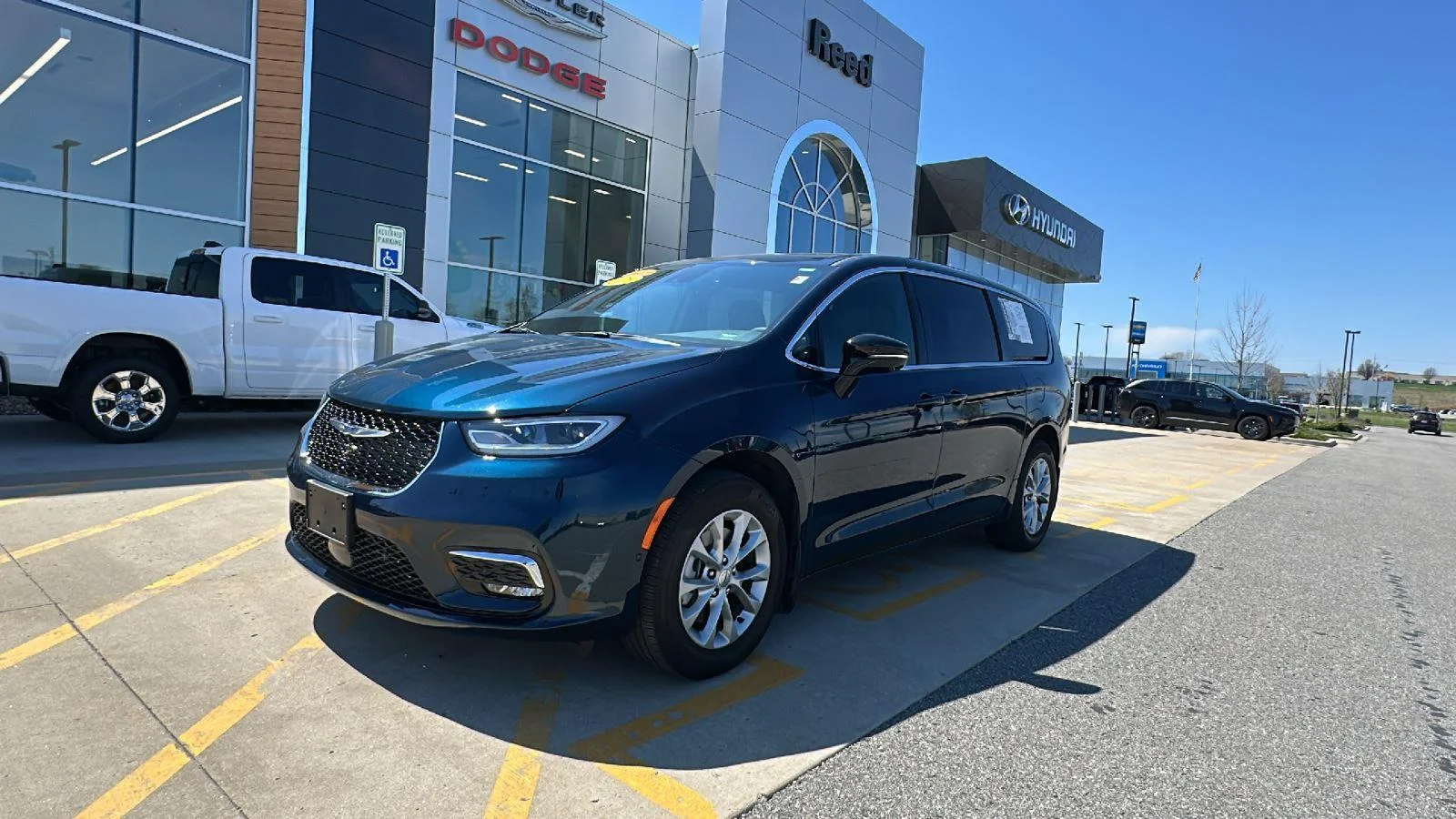 2025 Chrysler Pacifica Select AWD's photo