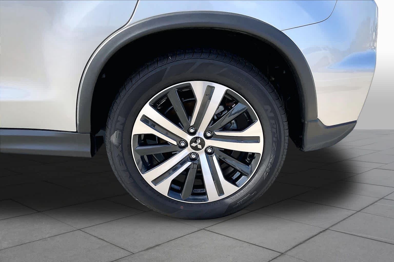 Used 2025 Alloy Silver Metallic Mitsubishi ES image 11