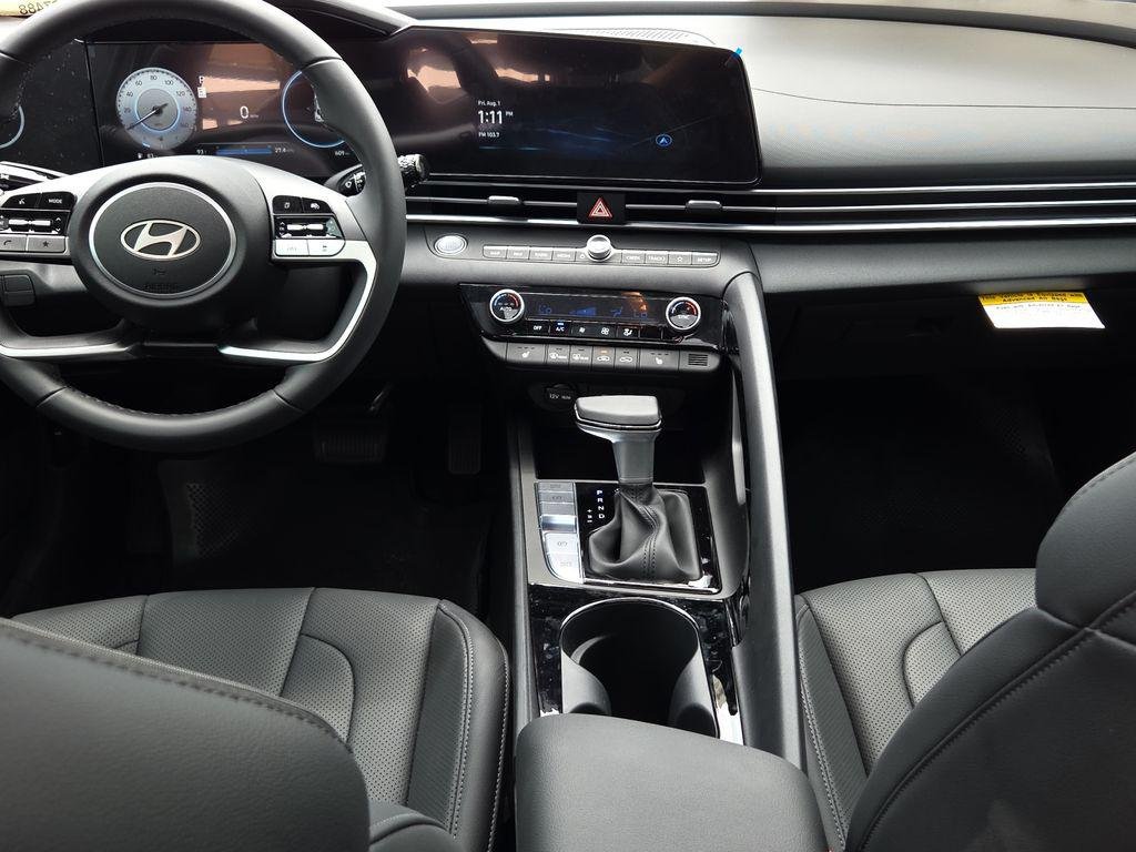 2025 Hyundai Elantra Limited - Photo 10