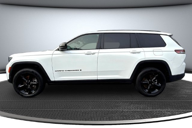 Used 2022 White Jeep Altitude image 8