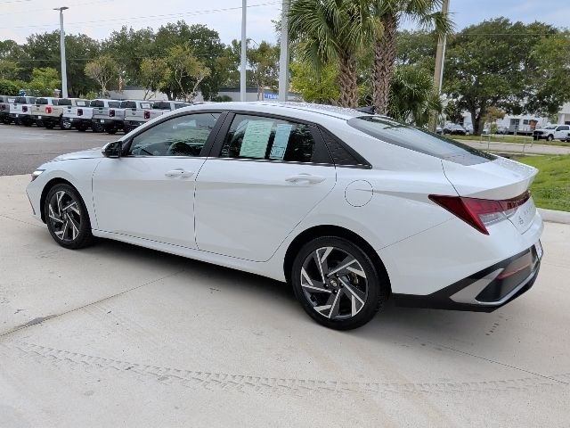 Used 2025 White Hyundai SEL Convenience image 11